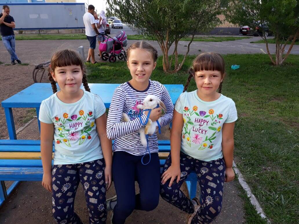 В центре старшая дочь София, по бокам племянницы