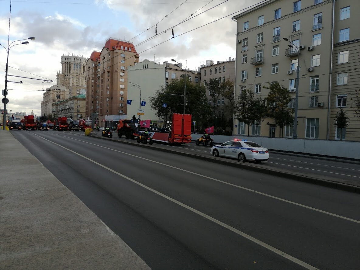 Парад мусоровозов в центре Москвы. Русские идут?
