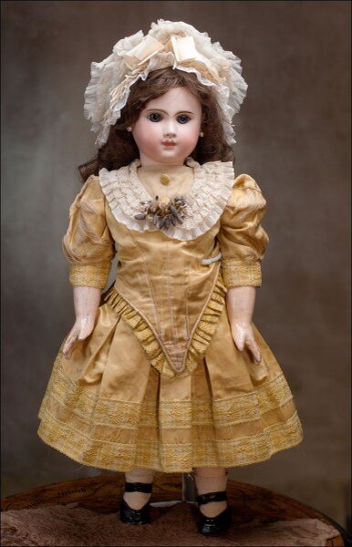 Всем нам с детства знакомы куклы, в основном мы вспоминаем их как симпатичные игрушки. Но есть такие, которые пугают одним своим внешним видом. Это большей частью старые куклы.-2