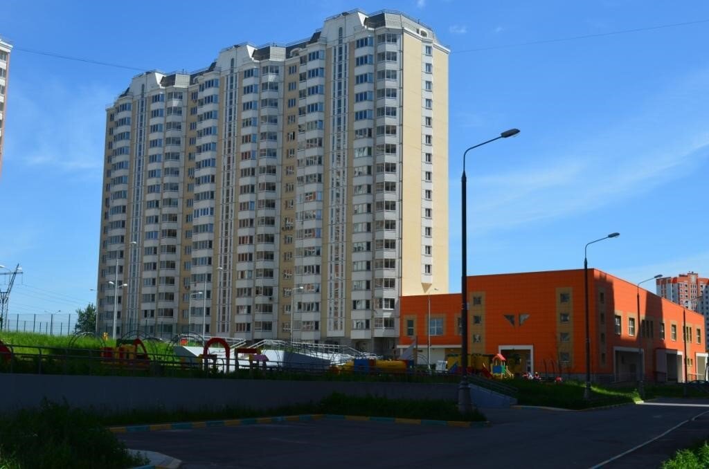 улица имени Героя Советского Союза - Алексея Петровича Маресьева.
