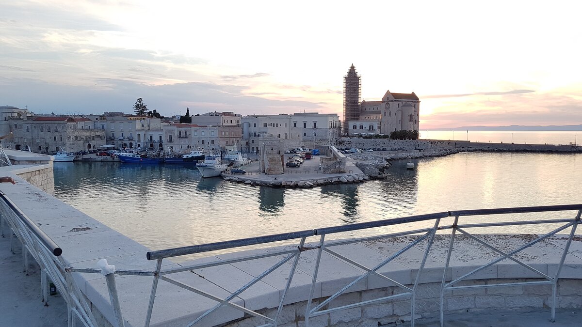 Южный город Трани в Италии. Вид на порт с форта  Сант Антонио