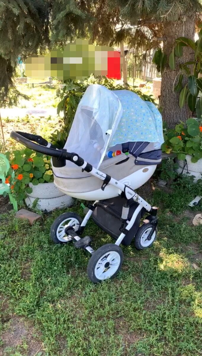 Коляска под ёлочкой