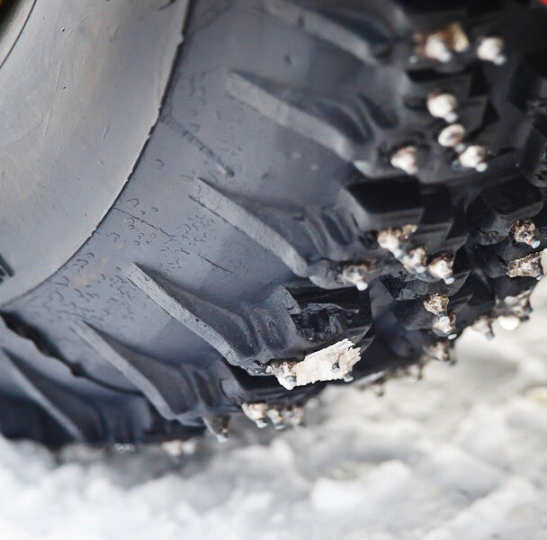 Шина оборудованная шипами