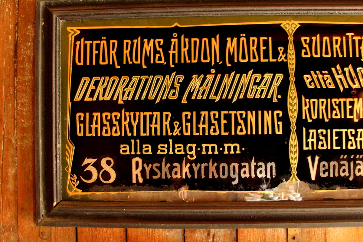 Рәсми икетелле йөз еллык элмә тактаның үрнәге. Швед теле.