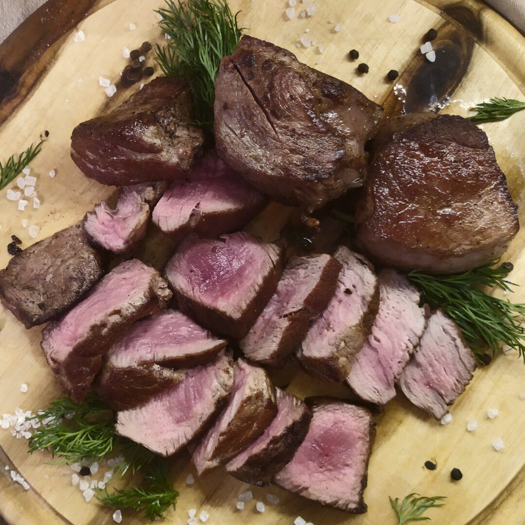 Филе-миньон (фр. Filet mignon — маленькое филе) отрез тонкой части говяжьей вырезки.  Миньон – это сочный, невероятно вкусный кусок мяса с румяной корочкой сверху и розовой, сочной мякотью внутри. Научившись готовить этот деликатес, вы сможете по праву считать себя гуру кулинарии. Как быстро и вкусно приготовить филе миньон  вы узнаете  из нашего нового видео  🥩 👍😋
 
За  рецептом🥩 как всегда к  нам на канал👩🏻‍🍳
