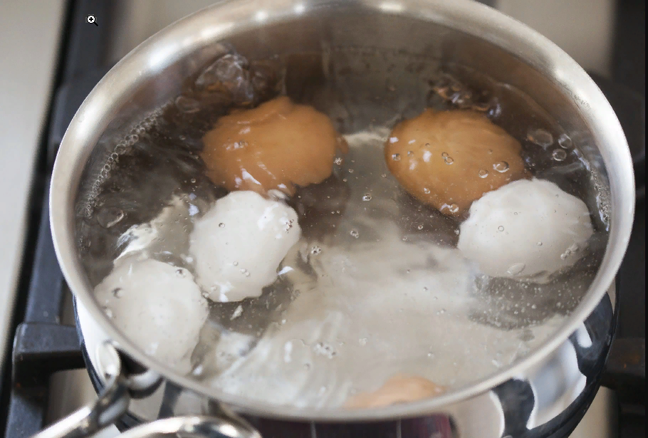 Яйца в кастрюле. Яйца варятся. Яйца в кастрюле вид сверху. Варка в воде.