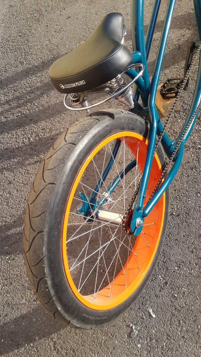 Задняя часть велосипеда-широкое колесо и комфортное сиденье.