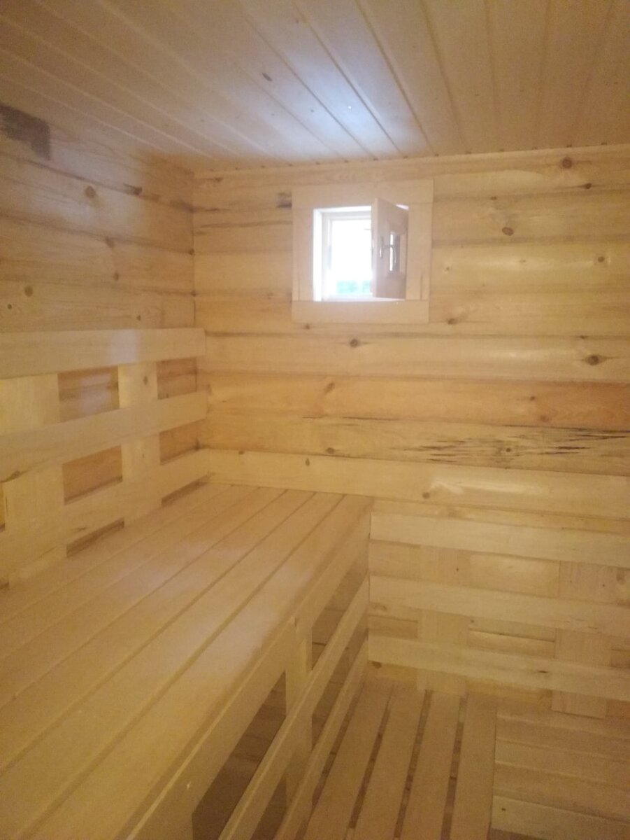 Луч света через окно в парной. 