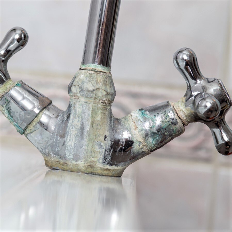 Последствия жесткой воды на сантехнике