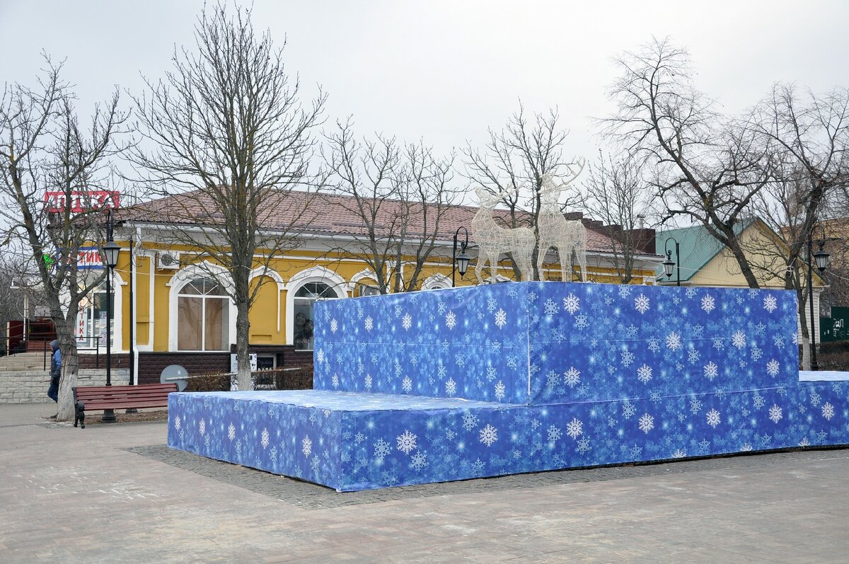 наш фонтан на зиму укрывается красивым "коробом" с оленями