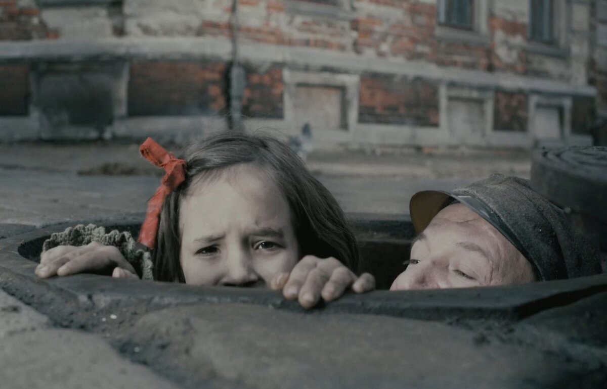 Кадр из фильма "В темноте" по мотивам книги