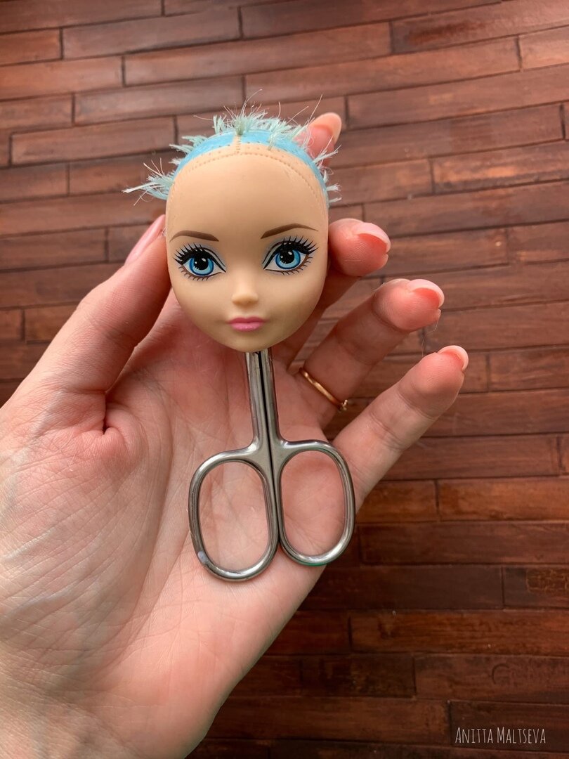 Маникюрными ножницами подцепляю клей внутри головы вместе в остатками волос