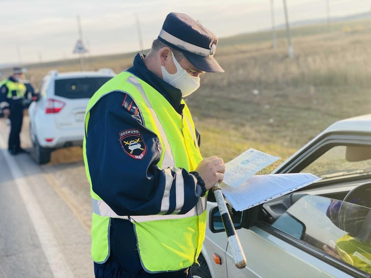 Сотрудники ГИБДД на федеральных дорогах