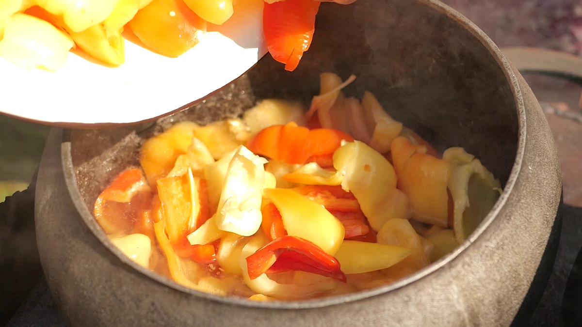 Хоть 100 банок закрой, все будет мало. Самая простая и вкусная заготовка на зиму из перца. Хоть 100 банок закрой, все будет мало. Самая простая и вкусная заготовка на зиму из перца.