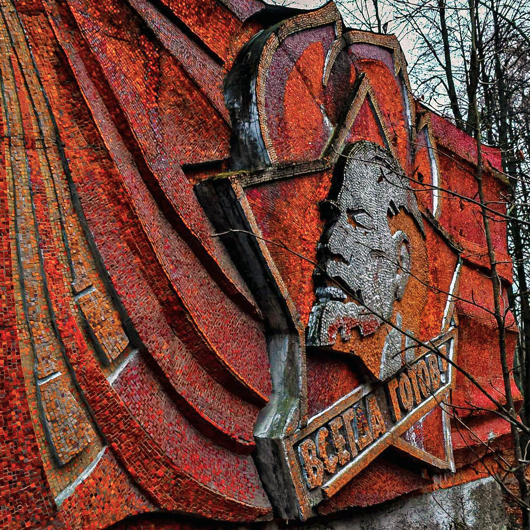 Коммунизм невозможно построить на вере, на личных эгоистических интересах, или силой оружия, на основе которого можно построить колониальную систему. Коммунизм строиться, как и космический корабль, как и атомный реактор, только на основе ЗНАНИЙ, абсолютно адекватных созидаемому предмету. 