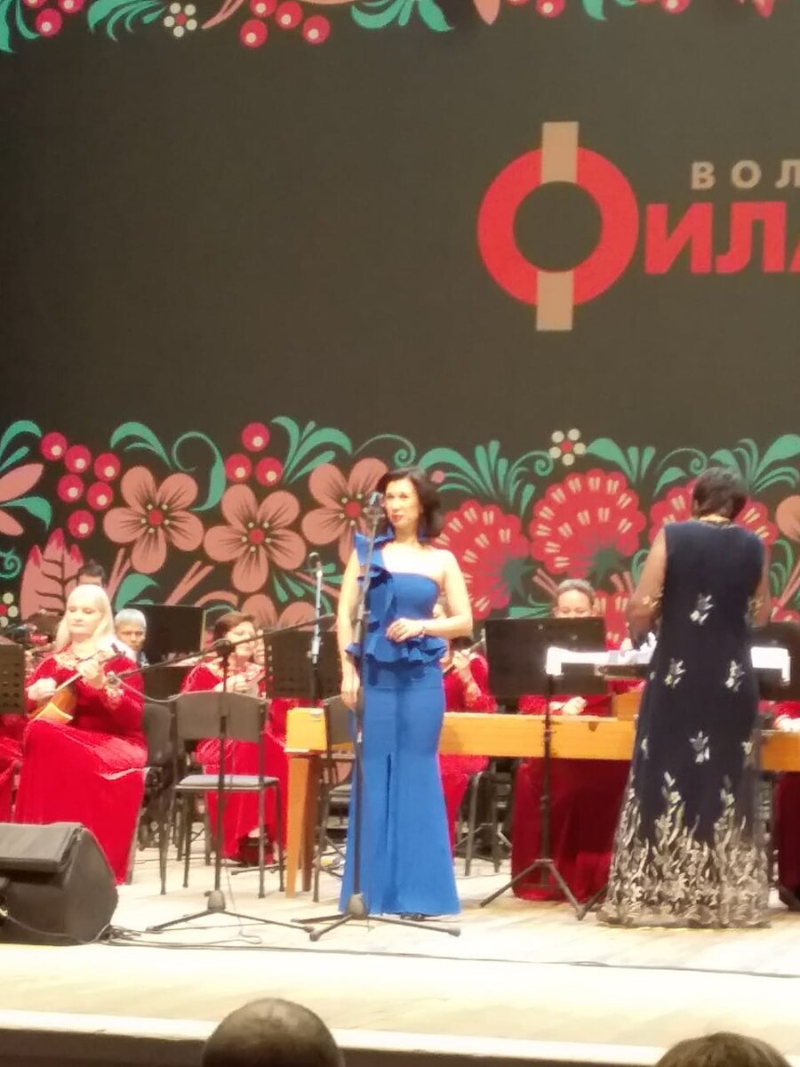 Моя знакомая поет в филармонии