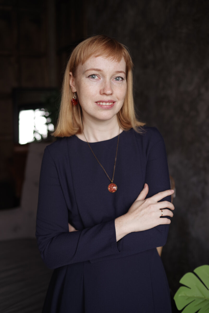 Это достаточно новое направление психологии (или эзотерики - в зависимости от школы подходы сильно отличаются). Ведомый приходит на сеанс к регрессологу, обсуждает с ним свои жалобы, вместе они составляют корректный запрос на сеанс регрессотерапии и в состоянии легкого транса ведомый осознает моменты возникновения своих установок, формирования определенных паттернов поведения, принятия решений, действий, в которых пошел против себя и в результате получил травмирующий его опыт или встретился с эмоциями, с которыми не смог справиться,  и так далее.

Он "видит", как это повлияло на его жизнь и с помощью регрессолога делает "работу над ошибками" - представляет, как было бы, если бы он иначе отреагировал в моменте прошлого, смотрит, как это повлияло бы на его дальнейшую жизнь. Получение такого опыта осознания открывает ведомому возможность реагировать иначе в определенных ситуациях - на уровне мышления и поведения, а благодаря этому меняется и жизнь ведомого, иначе складываются отношения с другими людьми, иначе начинает себя проявлять в разных сферах жизни.