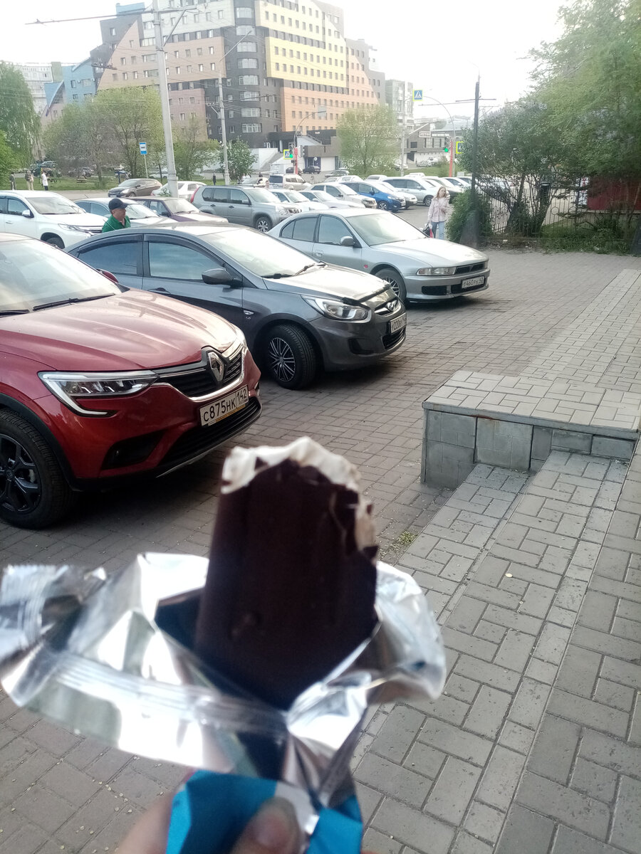 Так приятно просто постоять на улице и поесть мороженого