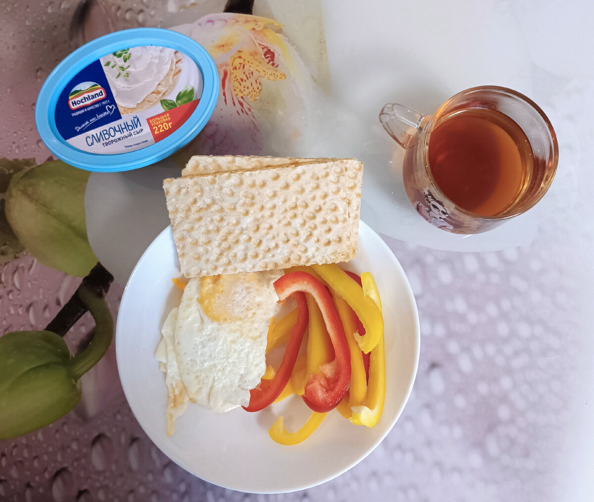 Завтрак: два яйца, болгарский перец, хлебцы с творожным сыром, чашка черного чая.