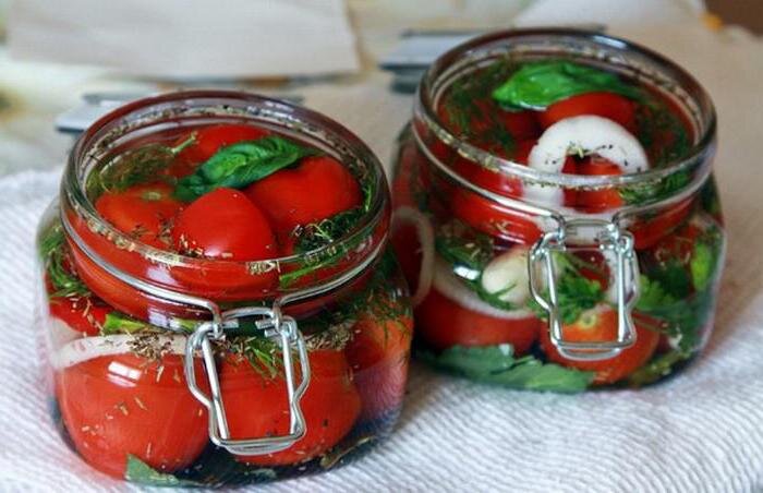 Если нет желания ждать плохую погоду, чтобы открыть баночку ароматных помидоров, можно летом использовать быстрый способ консервирования. Получатся малосольные помидоры с базиликом, которые не подходят для зимнего хранения. 