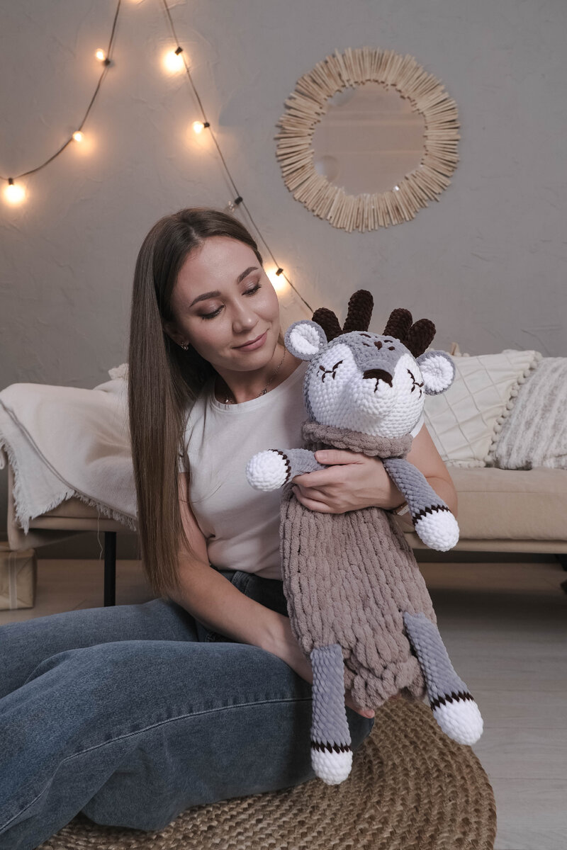 Эта пижамница связана мной, схема - моя, но подобных оленят можно найти у многих вязальщиц. 