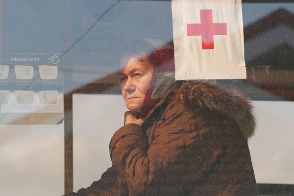 Миллионы граждан Украины после 24 февраля 2022 года были вынуждены покинуть свои дома. Часть беженцев отправилась в Европу, часть — в Россию. Их селят в пункты временного размещения и помогают оформить свой статус, однако не всегда все идет гладко. С какими проблемами сталкиваются беженцы в России, «Ленте.ру» рассказала Светлана Ганнушкина, эксперт совета, созданного при Уполномоченном по правам человека в России и руководитель комитета «Гражданское содействие» — одной из старейших правозащитных организаций страны, которая больше 30 лет занимается помощью беженцам, лицам без гражданства и трудовым мигрантам (комитет внесен в реестр иноагентов). 
***
«Лента.ру»: Сколько сегодня украинских беженцев в России?

Светлана Ганнушкина: Это зависит от того, кто эти цифры называет. Если опираться на украинские данные, то это 1 миллион 700 тысяч. Российские власти называют цифры до 2 миллионов. Управление Верховного комиссара ООН говорит о миллионе беженцев в России из Украины. То есть порядок цифр такой.

Это много по сравнению с другими странами?

По украинским данным, страну покинуло 7 миллионов человек. Думаю, что в основном они находятся в Европе. Но в России довольно большой процент беженцев. И по обращению к нам мы видим, что людей очень много. За несколько месяцев мы приняли уже более 3000 человек из Украины, обычно столько мы принимаем за год.

Где в России больше всего беженцев?

На этот вопрос трудно ответить. Их сосредоточивают на юге, прежде всего в Ростовской области. Но есть и в других регионах. В Курской области много, в Самарской. И в Москве немало. Официально потоки беженцев в столицу не направляются, однако многие стремятся сюда самостоятельно. Прежде всего потому, что тут есть работа, а у многих — знакомые, друзья.

Люди остаются в России или стремятся уехать дальше?

Мы задаем вопрос — хотят ли они остаться. Потому что надо понимать, как многие попадали в Россию: они сидели в бомбоубежищах, под обстрелами, боялись за свою жизнь. Пришел автобус, предложили перебраться в безопасное место. Конечно, они согласились.

Примерно один из десяти уезжает. Большинство хотят остаться здесь. Для этого есть много разных причин.

Во-первых, культурная идентификация. Нет проблем с языковым барьером, они считают, что здесь проще устроиться. Во-вторых, те, кто жил в районах Донбасса, смотрели наше телевидение. Для них это был основной источник информации о том, что происходит в России. Они верят, что здесь порядок, здесь все четко, им будет хорошо

В 2014 году я ездила в Крым, где у меня был разговор с местной жительницей. Я удивилась тому, что у них в магазинах все намного дешевле. Она мне тогда ответила: просто у россиян пенсии в несколько раз выше. А в следующую поездку в 2015 году услышала в Крыму уже совершенно другое: пенсии увеличились в два раза, а вот цены в магазинах — в десять.