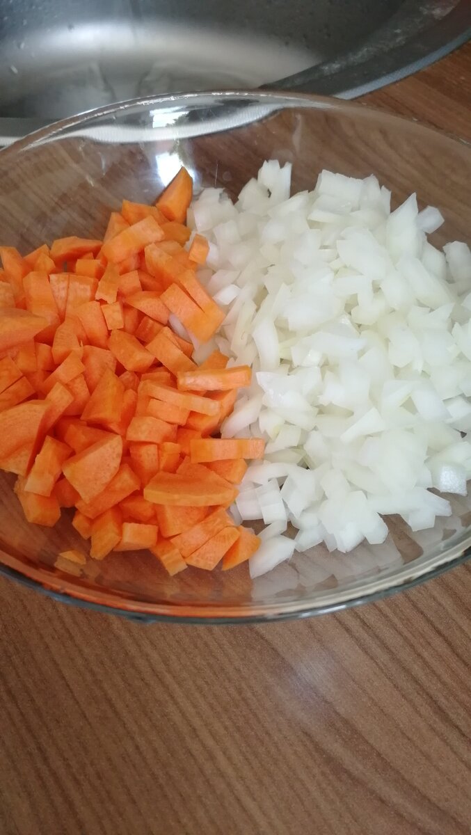Нарезаю морковь, лук