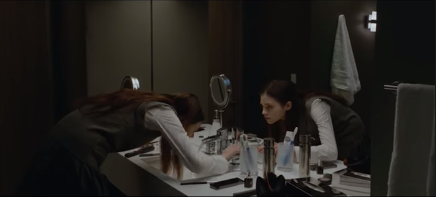 «Темное зеркало» (Look Away), 2018 год, США, Канада, IMDb 5,8, Кинопоиск 5,5