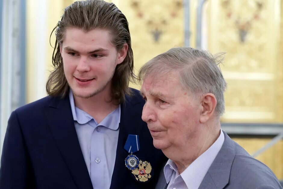 Завершает карьеру Виктор Васильевич Тихонов - внук и полный тёзка легендарного тренера. Виктор Васильевич Тихонов с дедом - Виктором Васильевичем Тихоновым. Фото с открытых источников сети Интернет