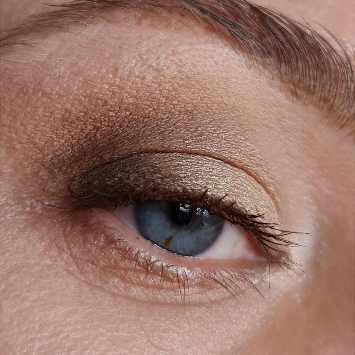 Из теории световой коррекции мы помним что темные оттенки визуально уменьшают, а светлые увеличивают пространство. Исходя из этого мы можем попробовать максимально затемнить внешний уголок и зону нависания, высветлить область у внешнего уголка.