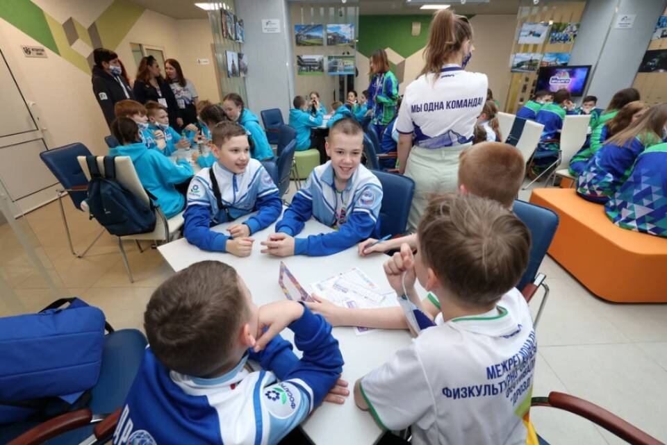     Особое место в спектре социальных программ ФосАгро занимают проекты, направленные на поддержку образования и детского спорта. Фото: пресс-служба ФосАгро