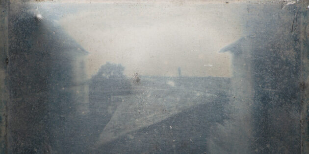 Фото: Жозеф Ньепс, «Вид из окна в Ле‑Гра», 1827 год📷
