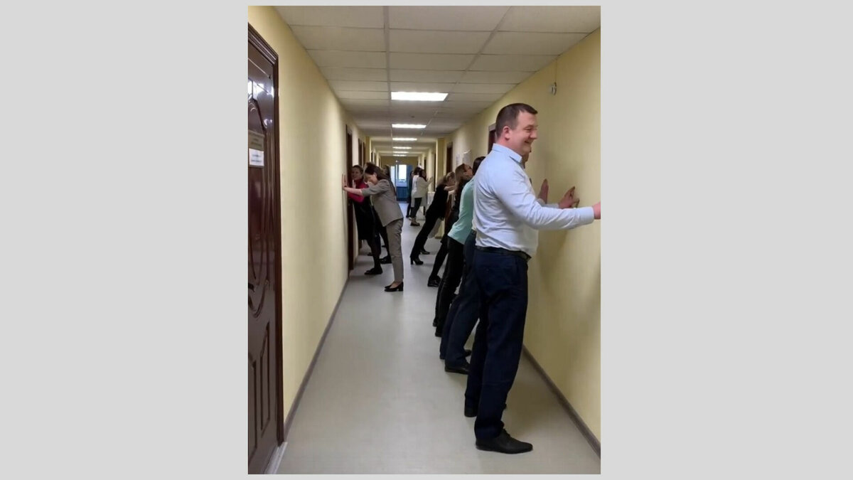     Министр промышленности и торговли Удмуртии Виктор Лашкарев в соцсетях поделился секретом позитивного настроения на работе - в ведомстве успешно практикуют утреннюю гимнастику.