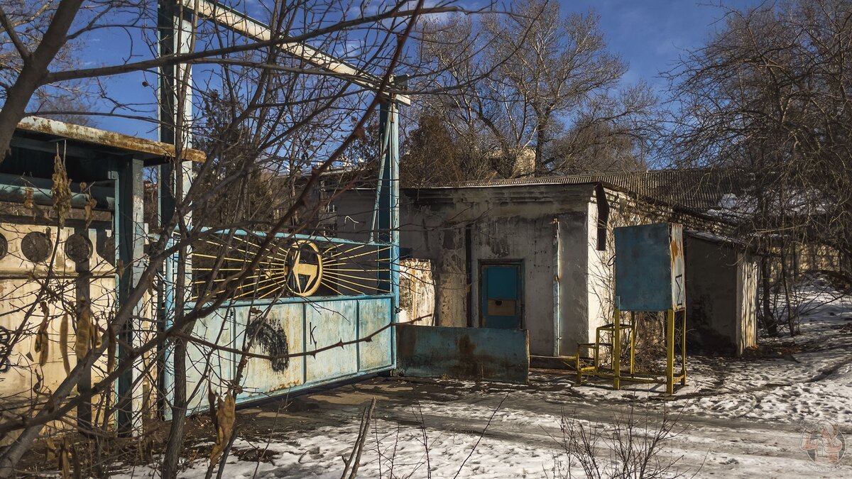 Путешествую по руинам советского прошлого: руины завода, запустение пионерлагеря и развалины спортзала