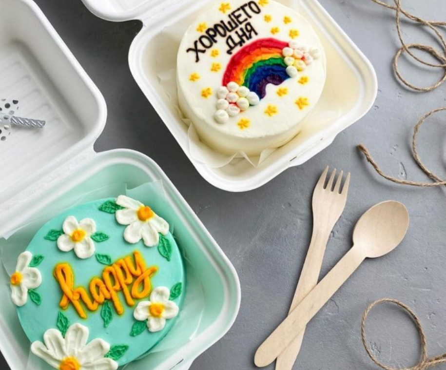 Показательно размер бенто относительно стандартных столовых приборов