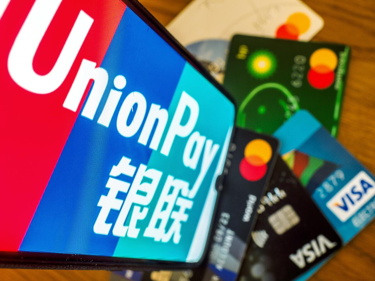 Китайская система UnionPay постепенно исчезает из России, а банки  ближайшего зарубежья все внимательнее присматриваются к клиентам-россиянам  и выдвигают всё новые требования. Читайте на 