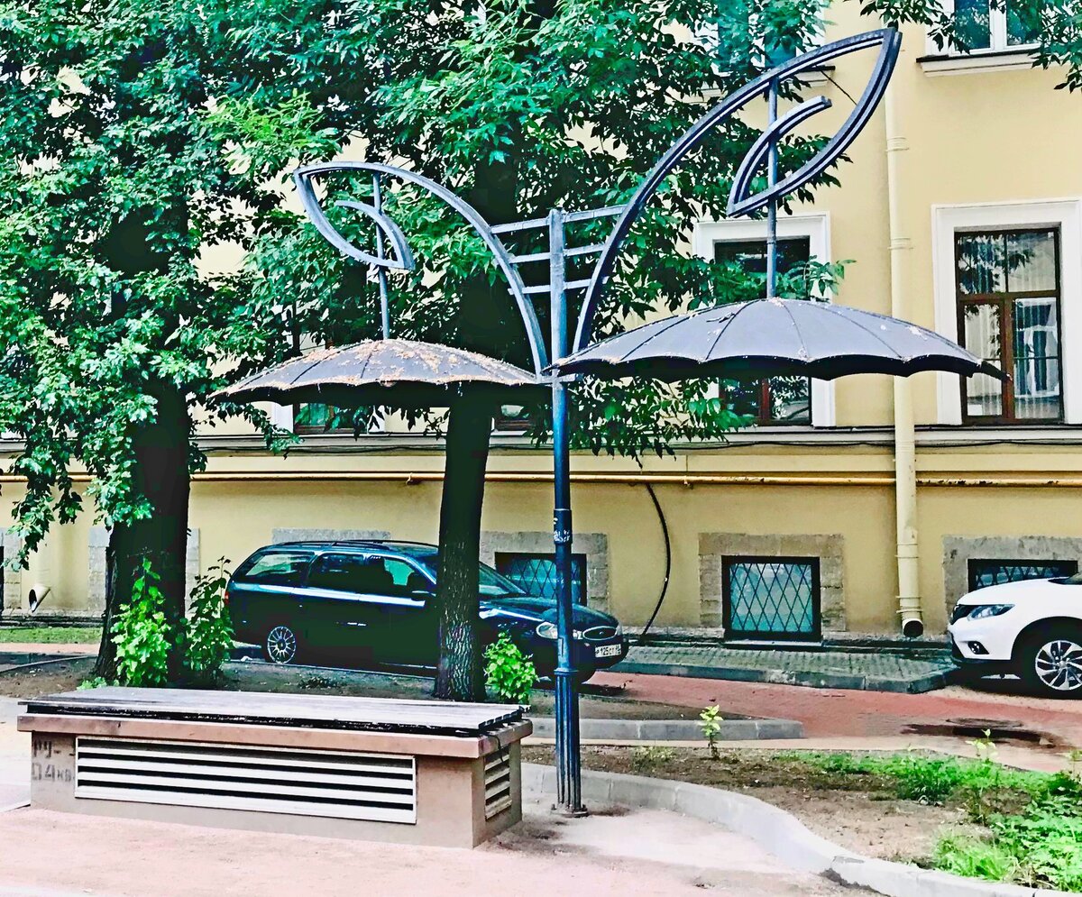 Двор с зонтами (набережная реки Мойки, 42) 