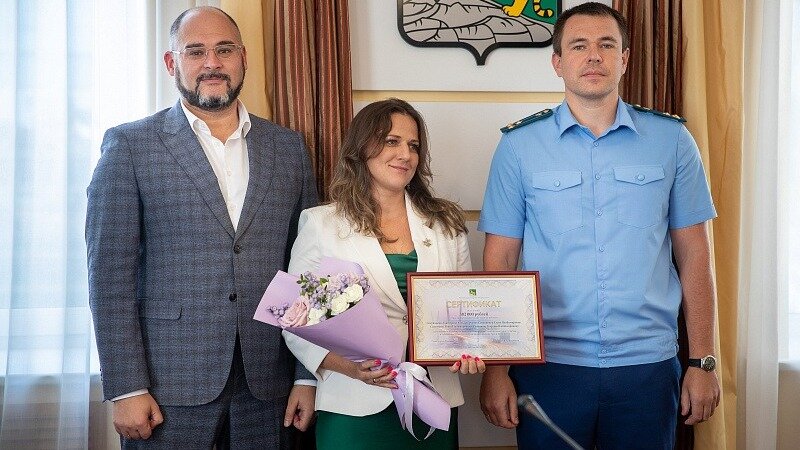    Во Владивостоке многодетные семьи имеют право на получение земли, но так как очередь слишком большая, многие предпочитают участку денежный сертификат. Так, например, поступили уже пять семей.