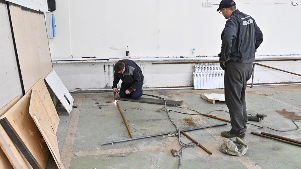     Глава Хабаровска провел осмотр ремонтных работ в здании, принадлежащем АО «Центр инновационных технологий» на улице Волочаевская, 83 и сейчас арендованном автономной некоммерческой организацией (АНО) развития физической культуры и спорта «Шаг в будущее».