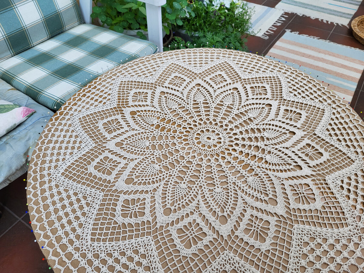 Здесь я растягивала большую салфетку скатерть на картонном круге. 