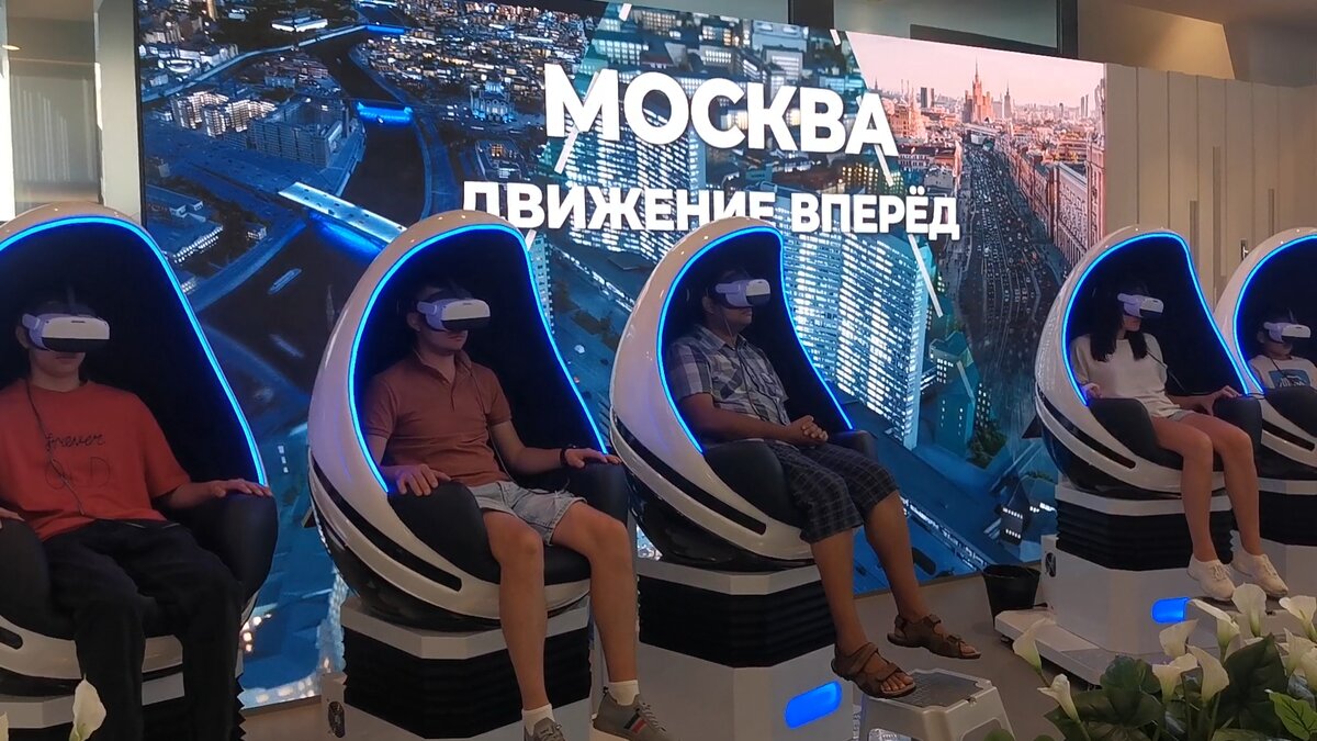 Путешествие в VR очках по макету Москвы. На выбор было два путешествия. Очередь стоит сюда большая. Время полёта - 8 минут