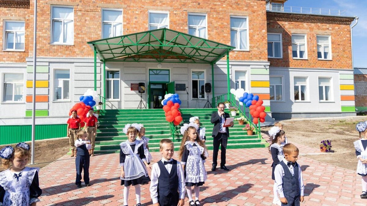     Депутат Госдумы от Хакасии Сергей Сокол поздравил в селе Новороссийское коллектив школы и родителей учеников с окончанием ремонта.