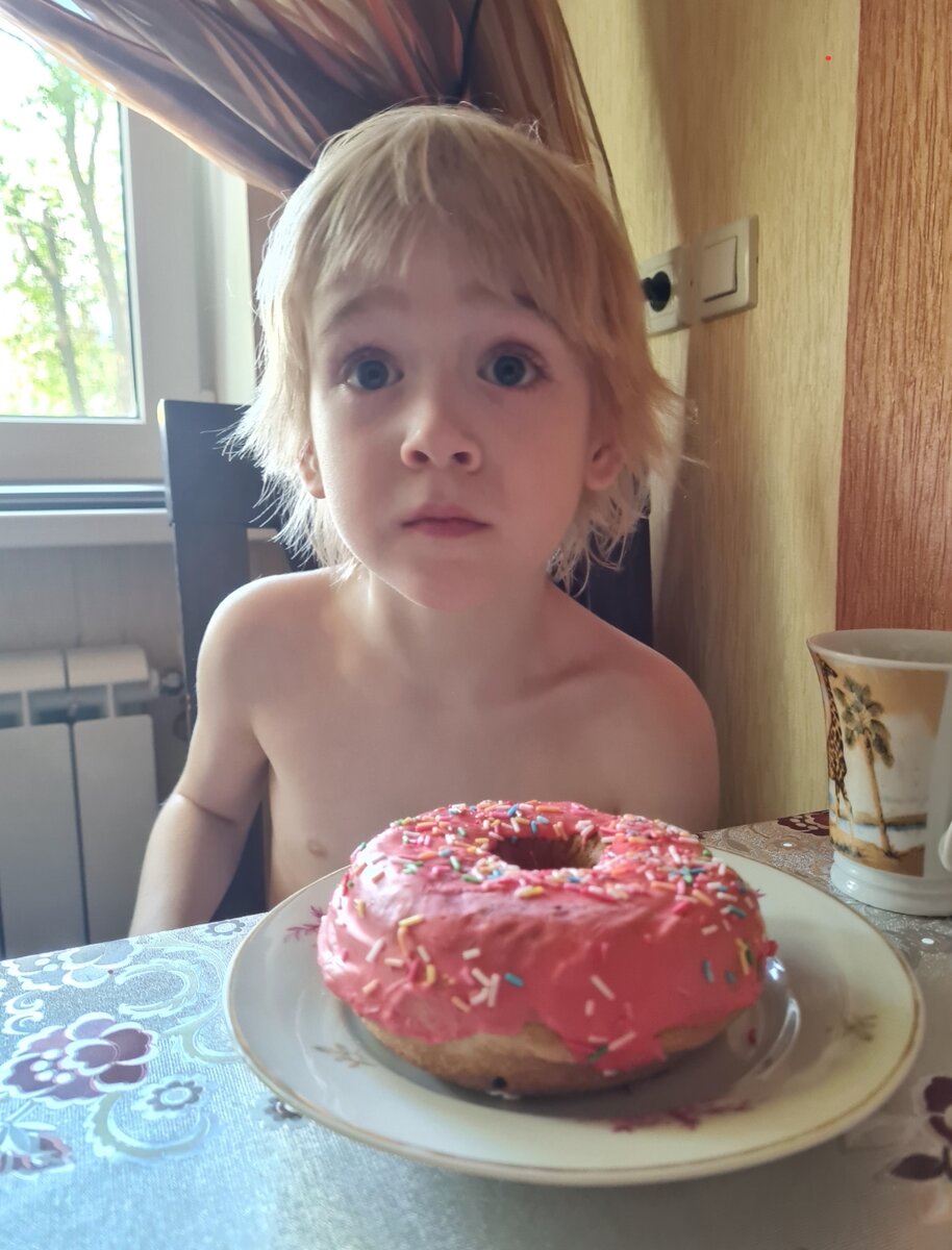 Мам, а зачем нам куда-то уезжать? Смотри какие тут пончики раздают❤