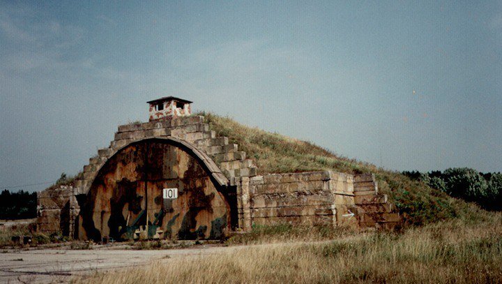 АРОЧНОЕ УКРЫТИЕ НА АЭРОДРОМЕ ТАПА (ЭСТОНИЯ). ФОТО: ВЛАДИМИР ДОЛГОВ/WIKIMEDIA COMMONS