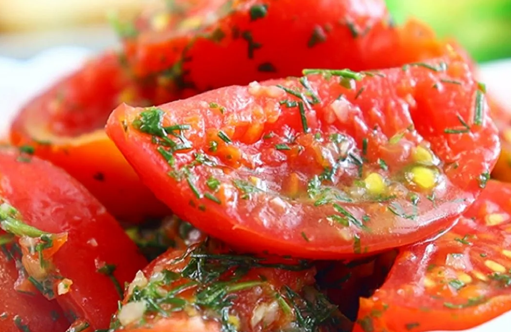Помидоры закусочные быстрого. Закусочные помидоры. закусочные помидоры с чесноком. помидоры закусочные быстрого приготовления с чесноком.