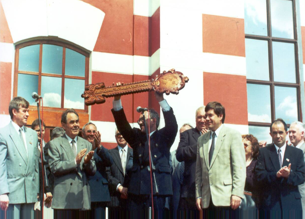 В 1999 году состоялось торжественное открытие тетра при участии Минтимера Шаймиева. скриншот realnoevremya.ru страницы сайта rus.minzalateatr.ru 