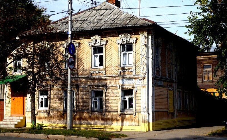 Интересная косая обшивка второго этажа удачно сочетается с резными наличниками 