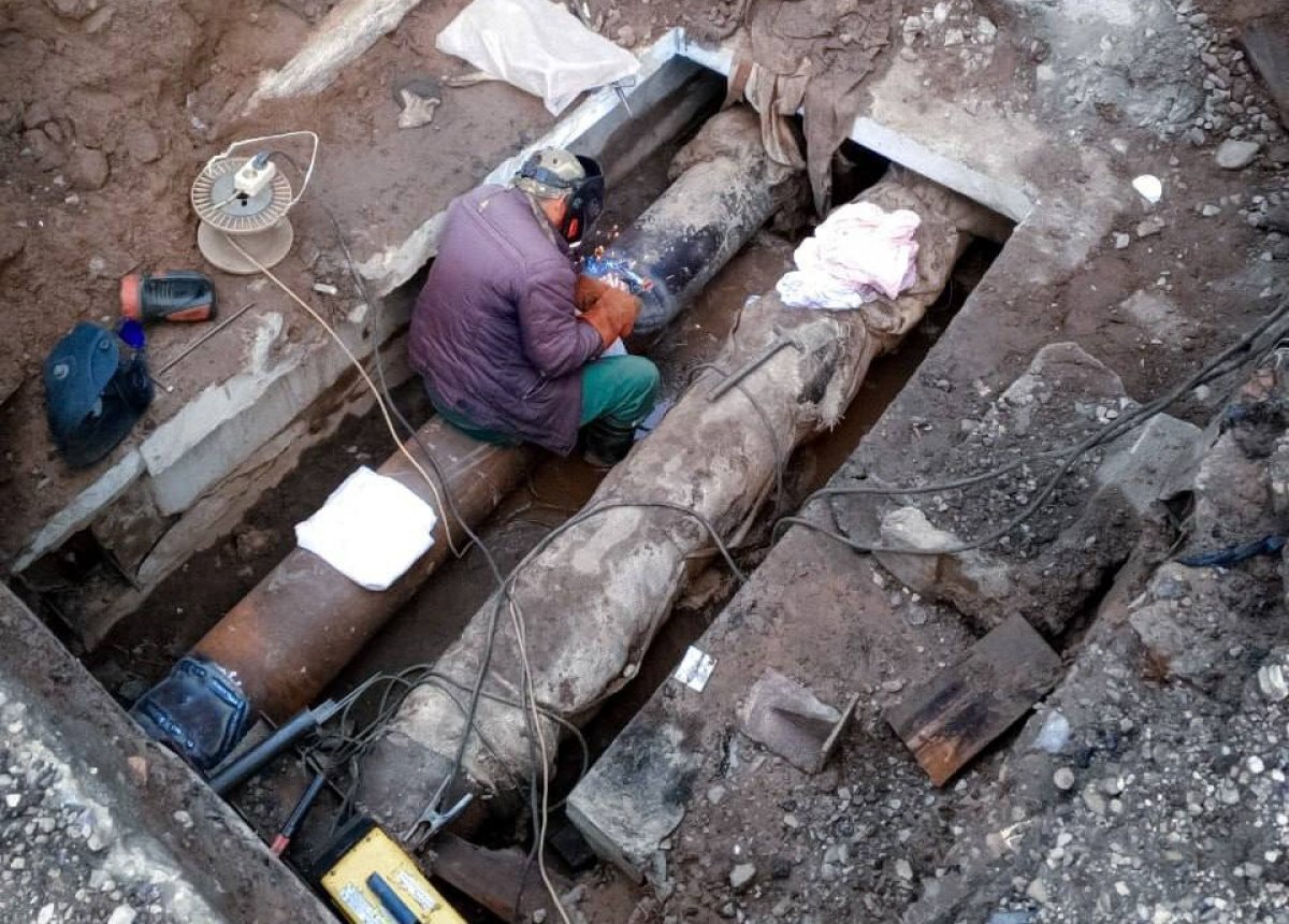    На Завеличье в Пскове устраняют утечку на теплотрассе