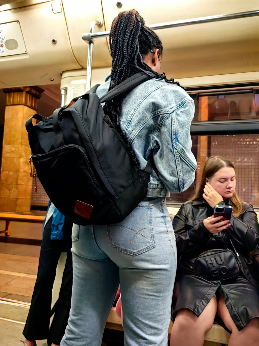 Пассажирка с рюкзаком на спине перегородила дорогу к дверям вагона.