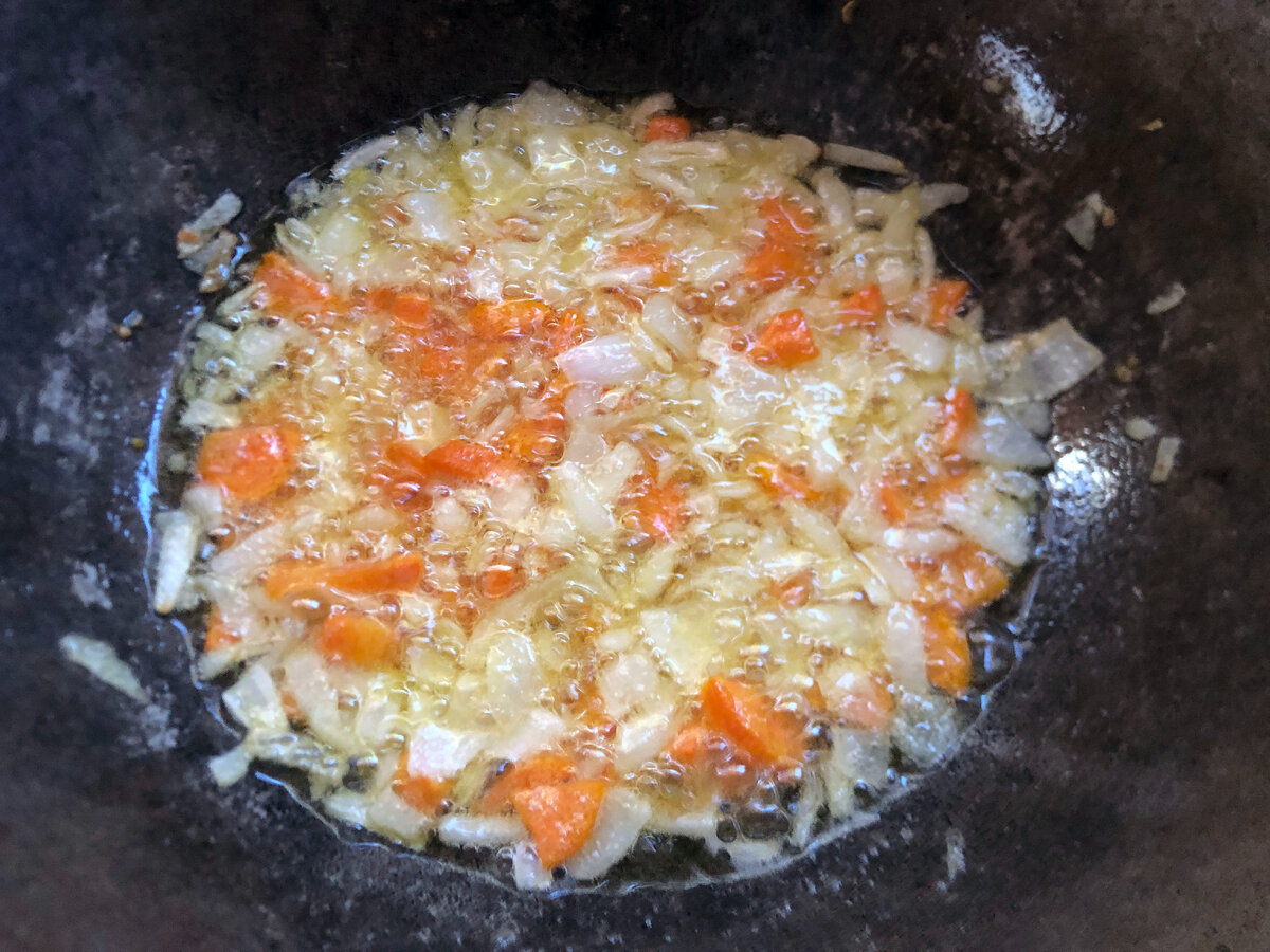 Жарим лук и морковку в растительном масле в казане